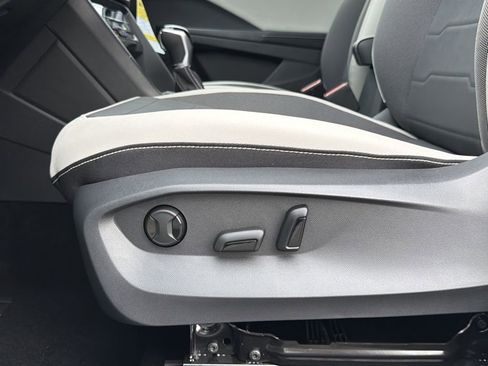 New 2026 Volkswagen Taos SE FWD image 21
