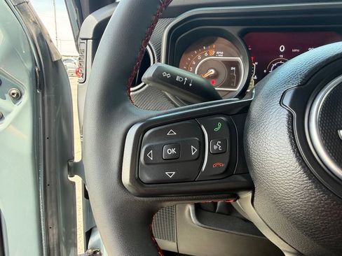 Used 2024 Jeep Gladiator Rubicon w/ Technology Group AWD/4WD image 28