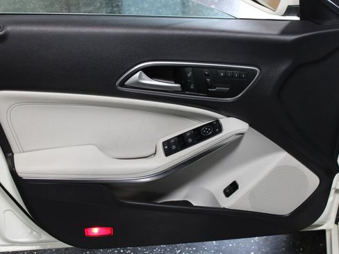 Used 2014 Mercedes-Benz CLA 250 image 7
