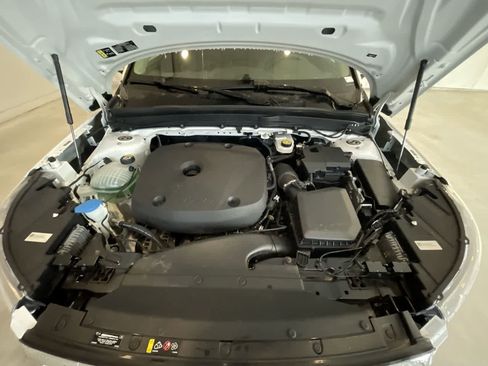 Used 2022 Volvo XC40 T5 Momentum image 25