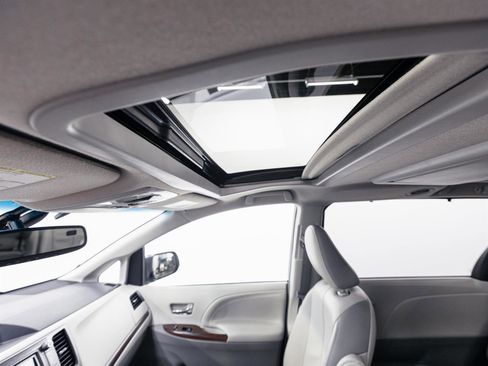 Used 2013 Toyota Sienna LTD image 5