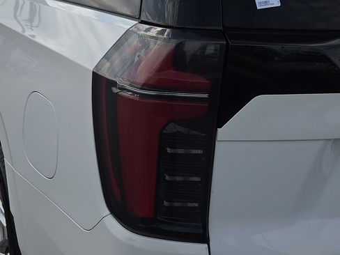 Used 2025 Chevrolet Suburban LT AWD/4WD image 9