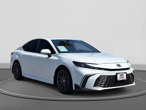 Used 2025 Toyota Camry SE w/ Convenience Package FWD image 4