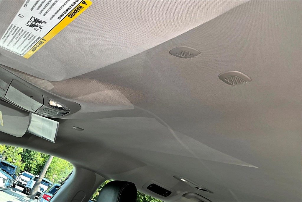 Used 2024 Chrysler Pacifica Touring-L FWD image 12