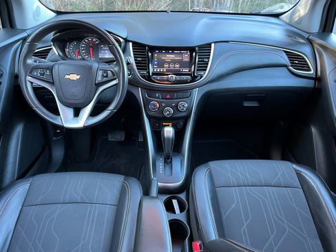 Used 2022 Chevrolet Trax LT w/ LT Convenience Package image 13