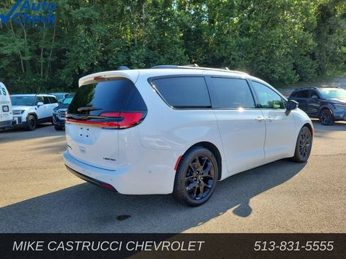 Used 2024 Chrysler Pacifica Limited w/ Uconnect Theater Family Group FWD image 5