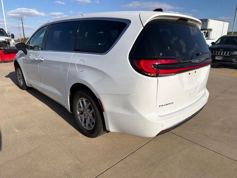 Used 2025 Chrysler Pacifica Select FWD image 5