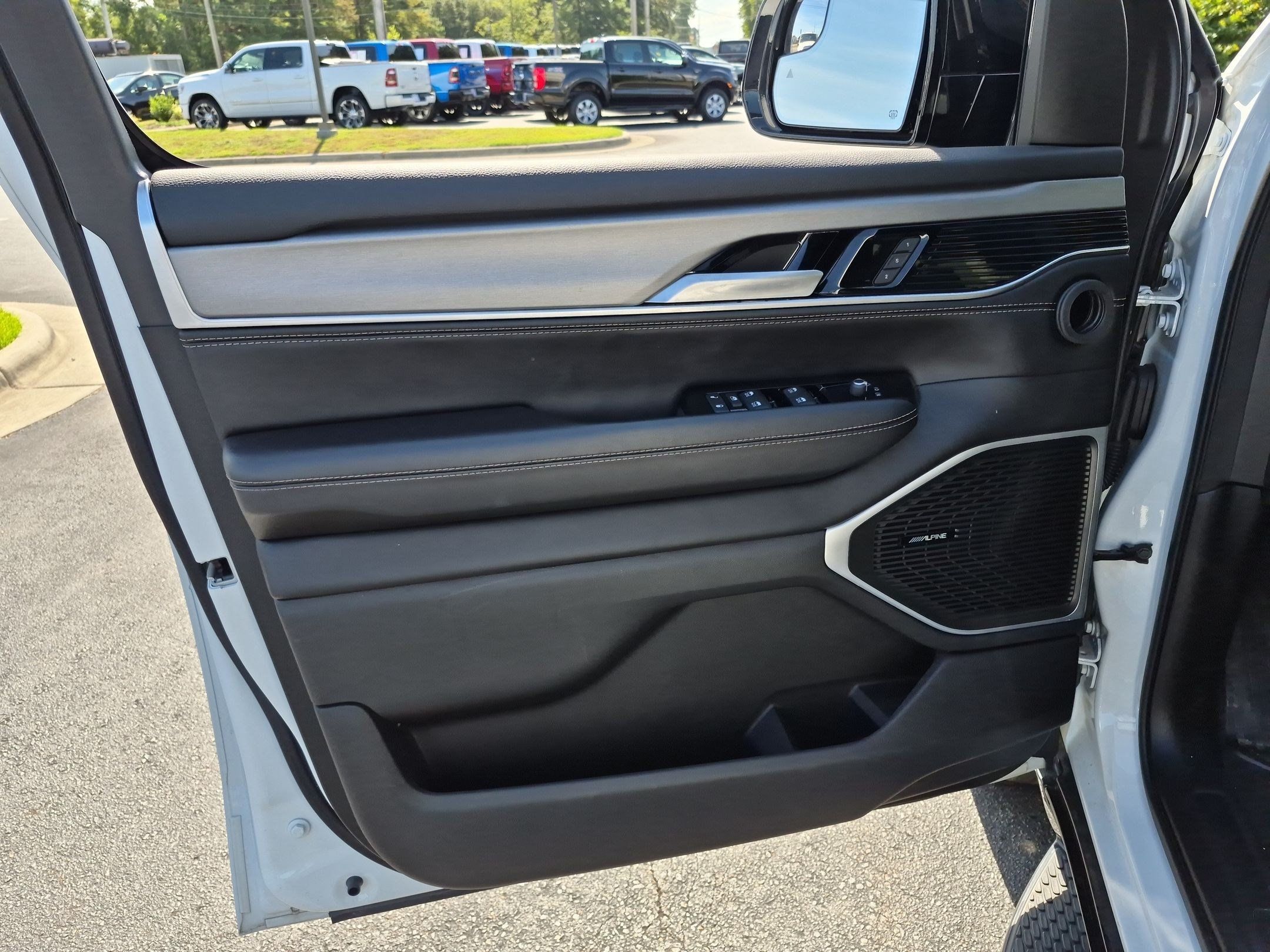 Used 2024 Jeep Wagoneer Series II w/ Convenience Group I RWD image 10