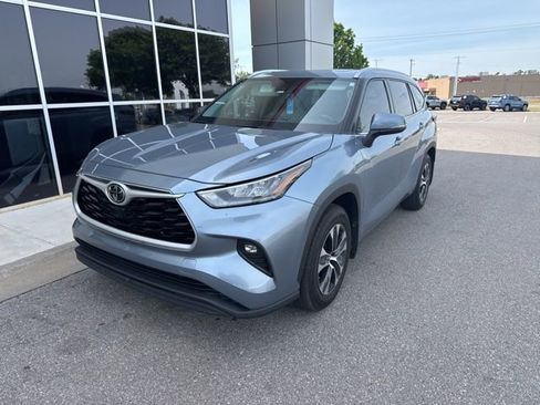 Used 2020 Toyota Highlander XLE FWD image 1