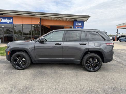 Used 2025 Jeep Grand Cherokee Limited w/ Black Appearance Package AWD/4WD image 2