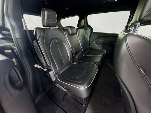 Used 2018 Chrysler Pacifica Limited image 23