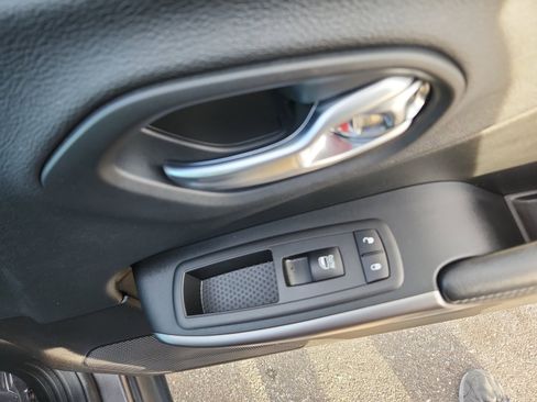 Used 2019 Jeep Cherokee Limited w/ Technology Group image 17