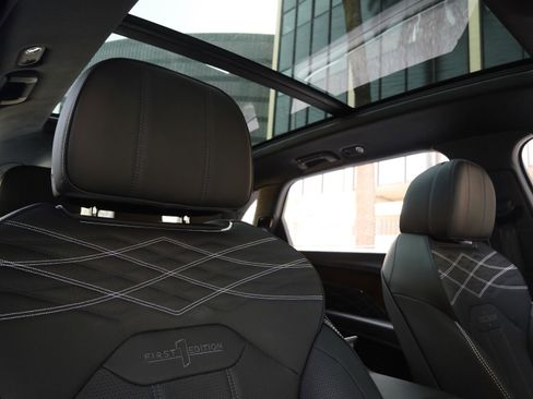 Used 2023 Bentley Bentayga Extended Wheelbase image 28