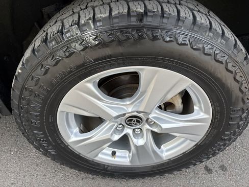 Used 2021 Toyota RAV4 XLE w/ XLE Grade Weather Package AWD/4WD image 4