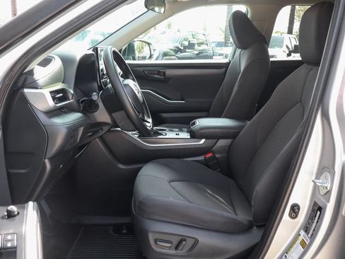 Used 2021 Toyota Highlander L FWD image 19