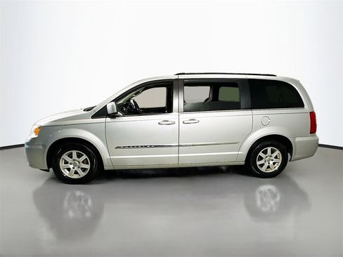 Used 2012 Chrysler Town & Country Touring image 5