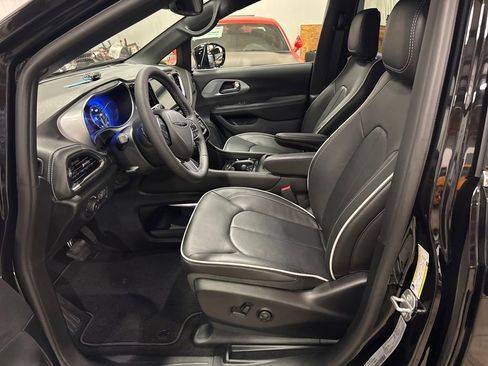 New 2026 Chrysler Pacifica Limited image 9