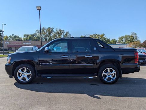 Used 2013 Chevrolet Avalanche LTZ image 9