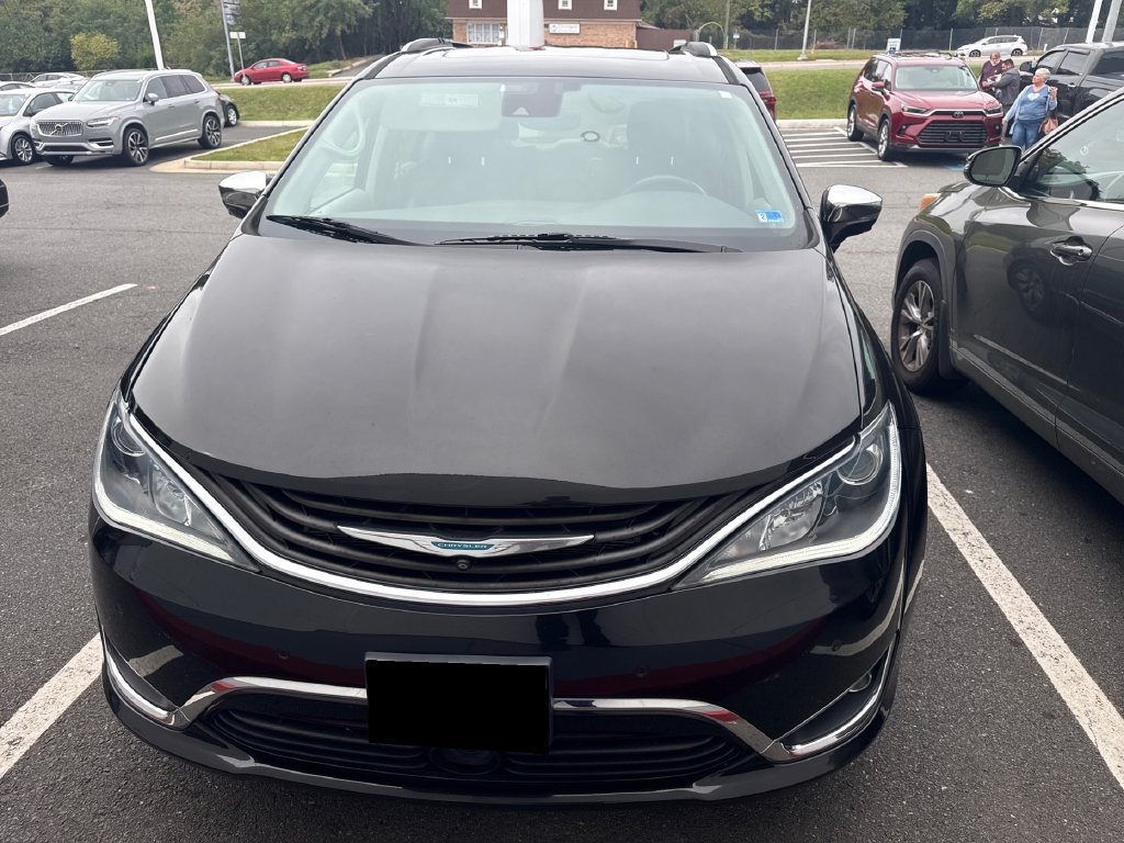 Used 2019 Chrysler Pacifica Limited w/ Advanced Safetytec Group FWD image 2