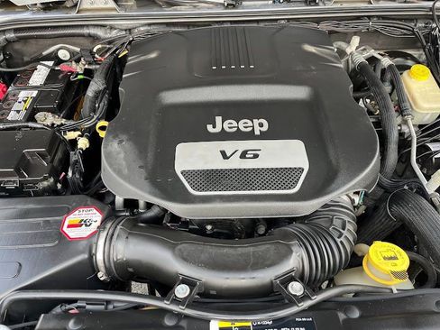 Used 2017 Jeep Wrangler Unlimited Rubicon w/ Connectivity Group image 29