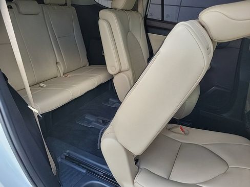 Used 2021 Toyota Highlander XLE AWD/4WD image 14