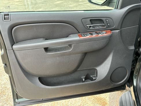 Used 2013 Chevrolet Avalanche LT image 19