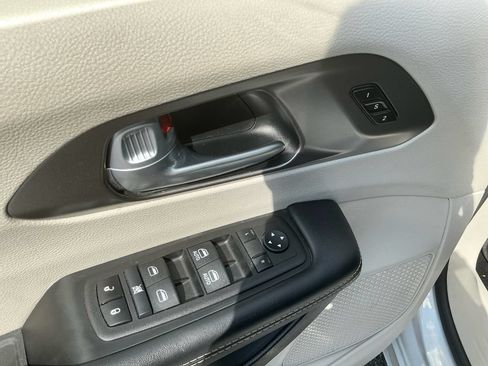 Used 2024 Chrysler Pacifica Touring-L FWD image 16