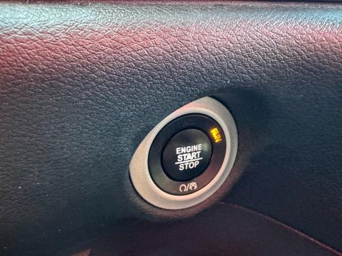 Used 2019 Chrysler Pacifica Touring Plus w/ Advanced Safetytec Group FWD image 23
