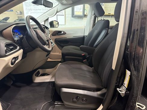 Used 2024 Chrysler Voyager LX FWD image 9