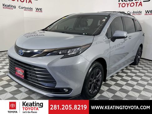 Certified 2024 Toyota Sienna XLE Woodland Edition image 9