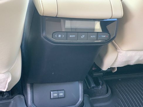 Used 2023 Toyota Highlander XLE FWD image 16