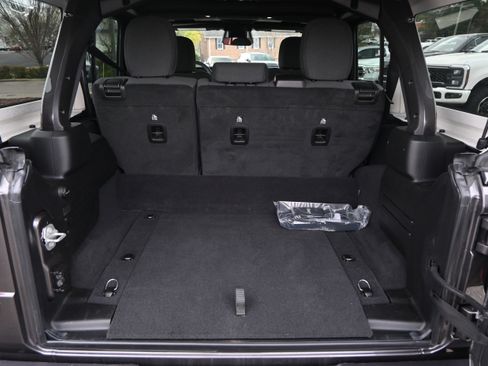 Used 2025 Jeep Wrangler Sahara image 13