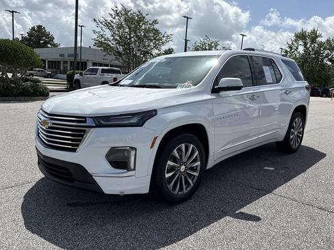 Used 2023 Chevrolet Traverse Premier FWD image 7