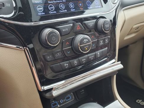 Certified 2020 Jeep Grand Cherokee Limited w/ Luxury Group II AWD/4WD image 13