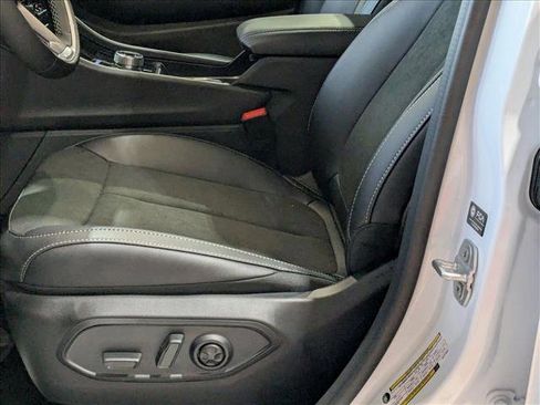 New 2025 Jeep Grand Cherokee Altitude image 4