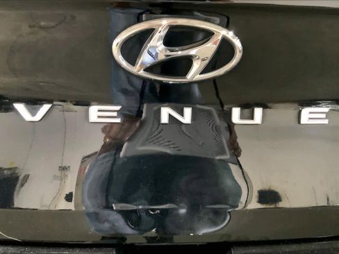 Used 2022 Hyundai Venue SEL FWD image 10