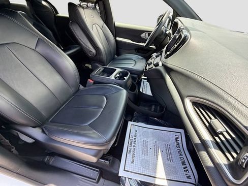 Used 2024 Chrysler Pacifica Limited FWD image 15