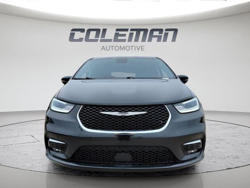 Used 2023 Chrysler Pacifica Touring-L image 8