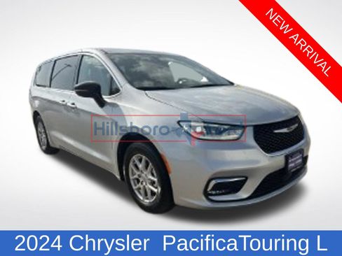Used 2024 Chrysler Pacifica Touring-L FWD image 3