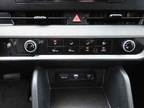 Used 2025 Kia Sportage LX image 9