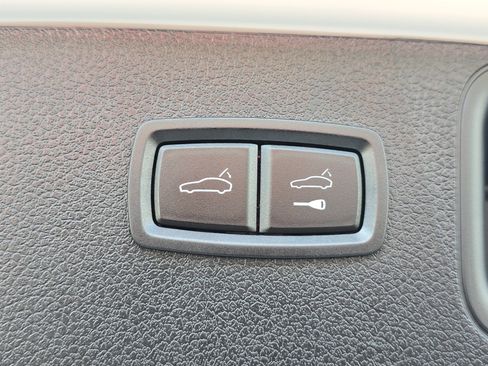 Certified 2025 Porsche Macan image 17