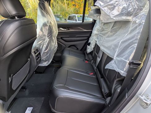 New 2025 Jeep Grand Cherokee Limited w/ Black Appearance Package image 21