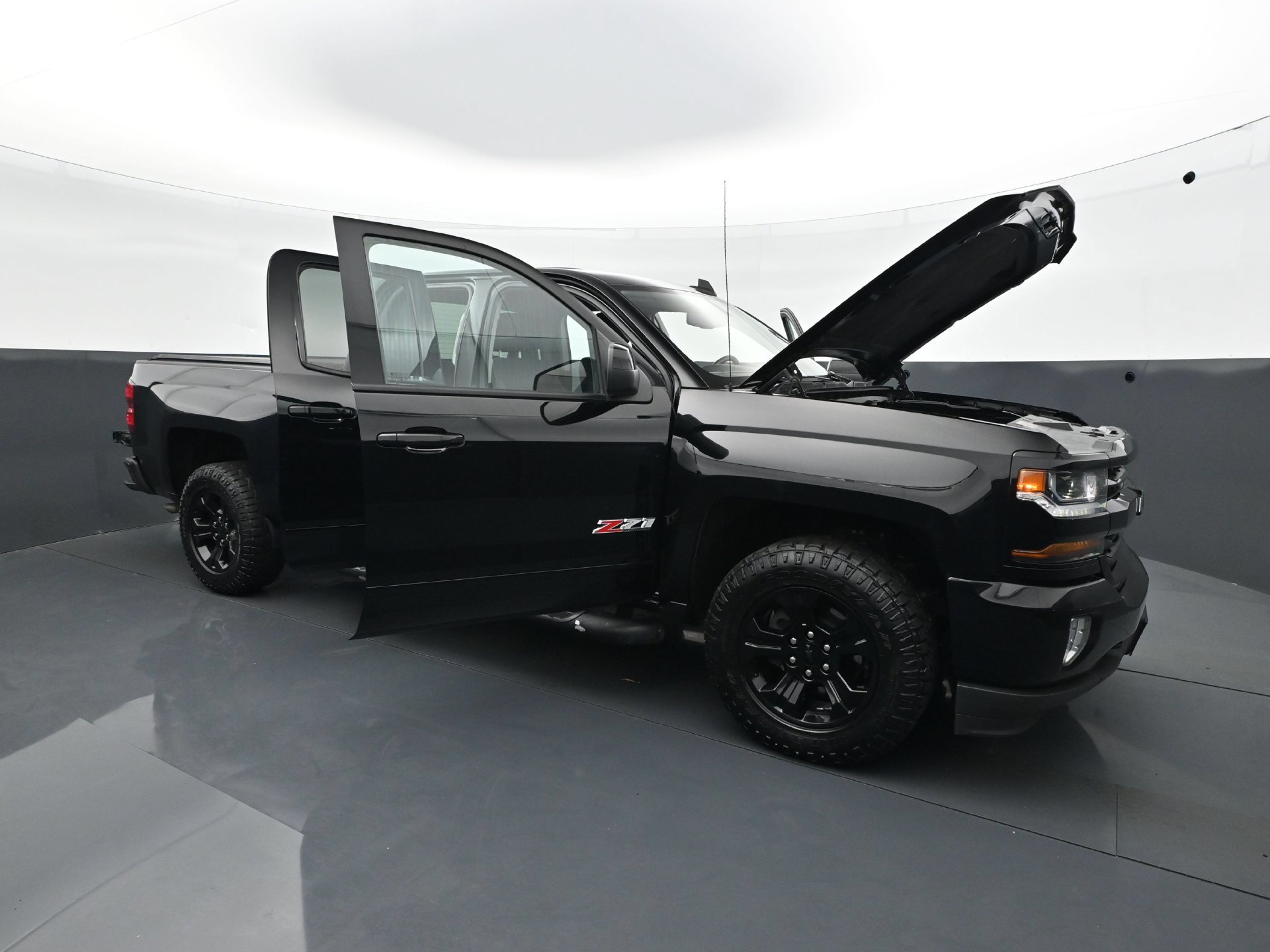 Used 2018 Chevrolet Silverado 1500 LT w/ Midnight Edition AWD/4WD image 37