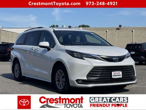 Certified 2025 Toyota Sienna XLE AWD/4WD image 2