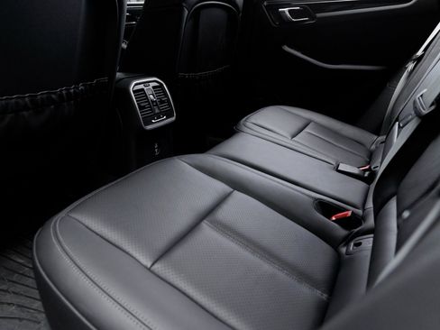 Certified 2025 Porsche Macan image 23