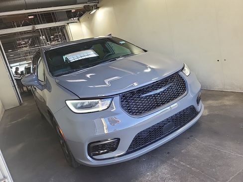 Used 2022 Chrysler Pacifica Touring-L w/ Uconnect Theater Family Group FWD image 2