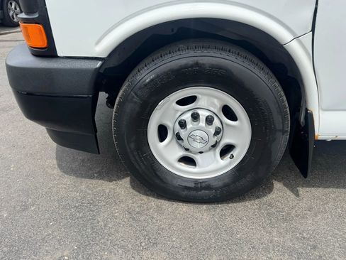 Used 2017 Chevrolet Express 3500 Extended image 13