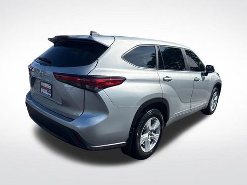 Used 2023 Toyota Highlander L FWD image 5