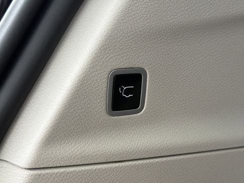 Used 2024 Chrysler Pacifica Touring-L image 20