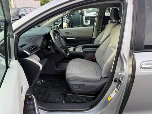 Used 2021 Toyota Sienna LE AWD/4WD image 37